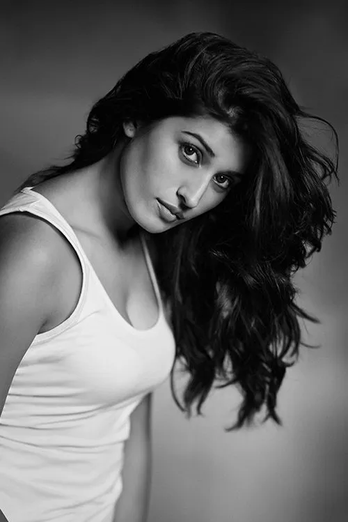 Chahat Khanna ha trabajado con Divinaa Thackur en 1 ocasiones