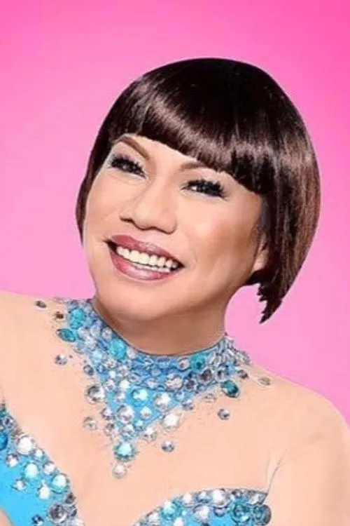 Divine Tetay interpretando a