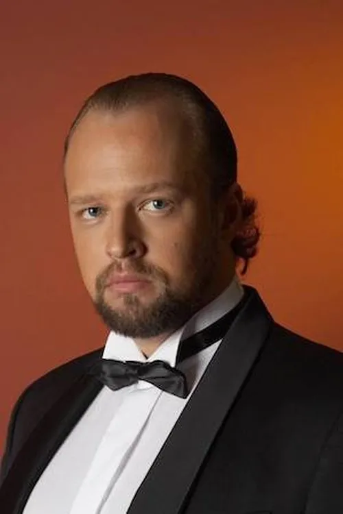 Dmitry Belosselskiy interpretando a Ramfis