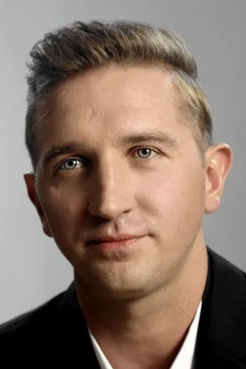 Dmytro Sova interpretando a Paszka Siedych