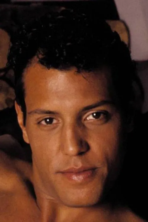 Dom Sinclair interpretando a 