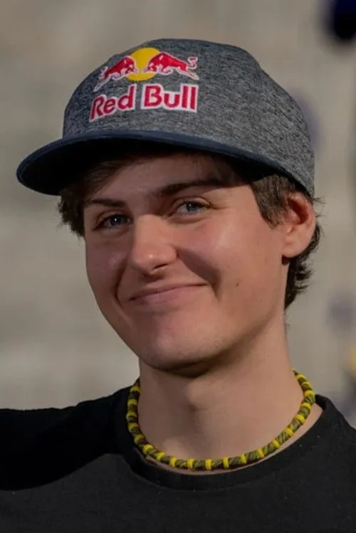 Domen Škofic interpretando a Ele Próprio