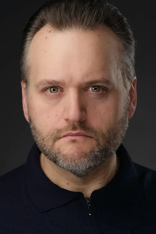 Domenic Di Rosa interpretando a Cole