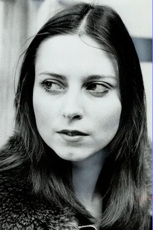 Domini Blythe interpretando a Judge Evelyn Rowe