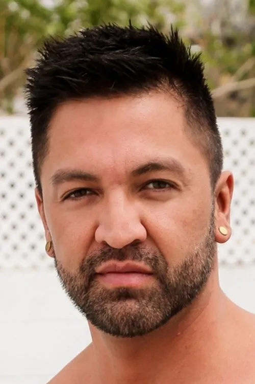 Dominic Pacifico interpretando a 