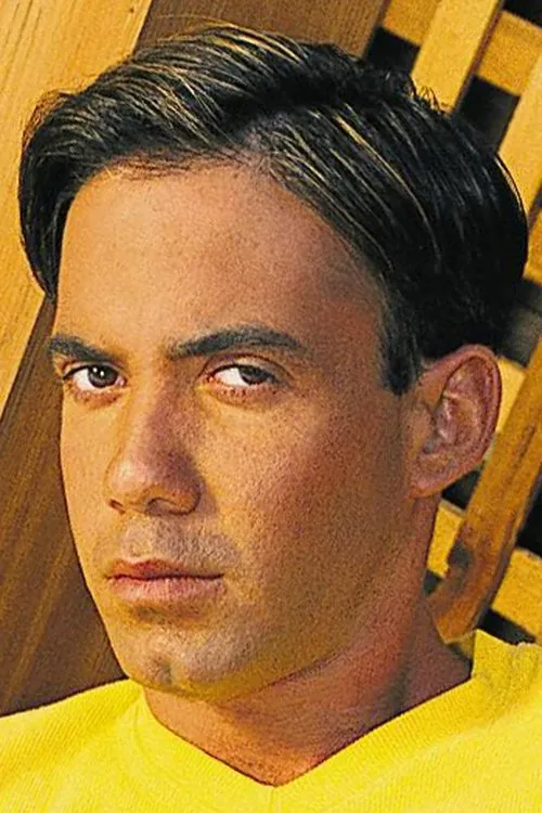 Dominic Russio interpretando a