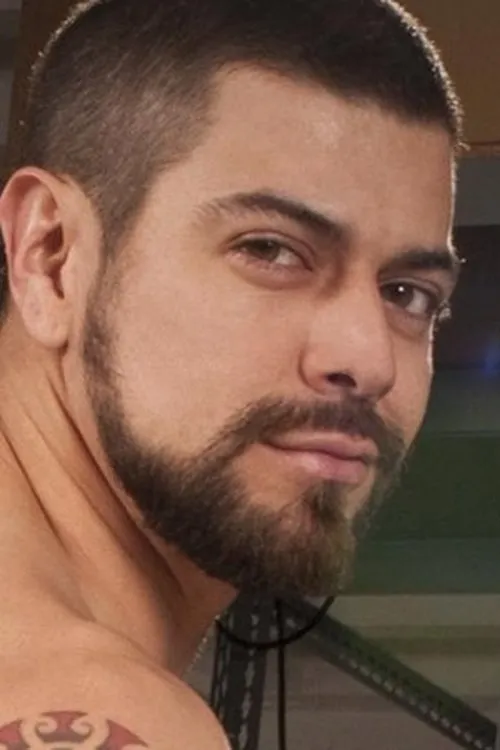 Dominic Sol interpretando a 