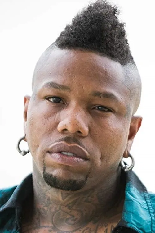 Dominic 'Taz' Alexander interpretando a Loudmouth