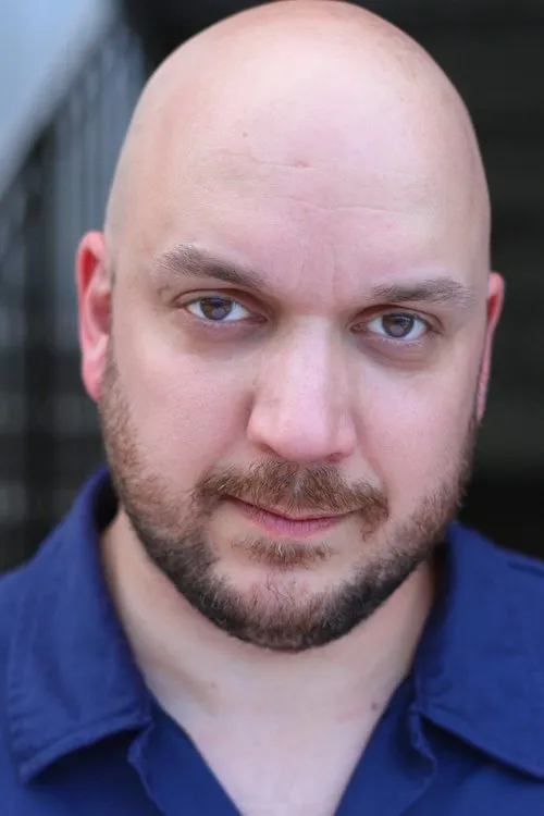 Dominick Racano interpretando a Deputy Dudley