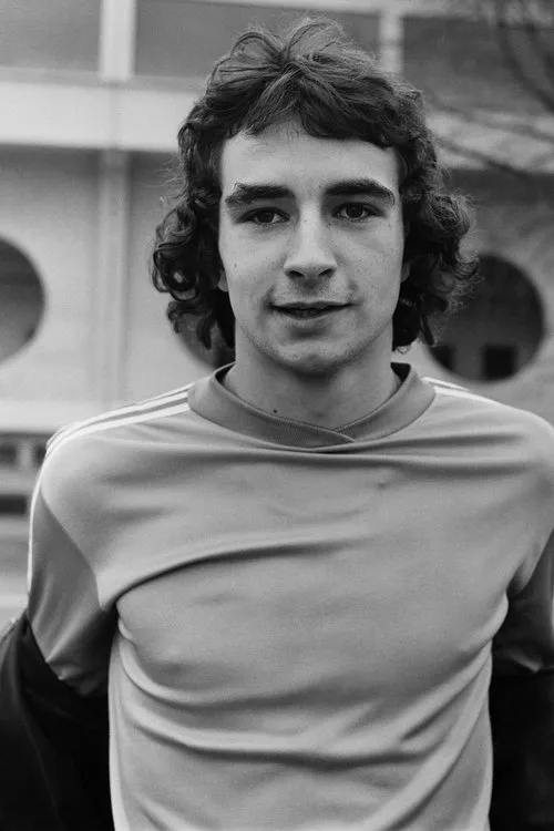 Dominique Rocheteau interpretando a 