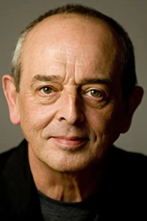 Dominique Serrand interpretando a Boss