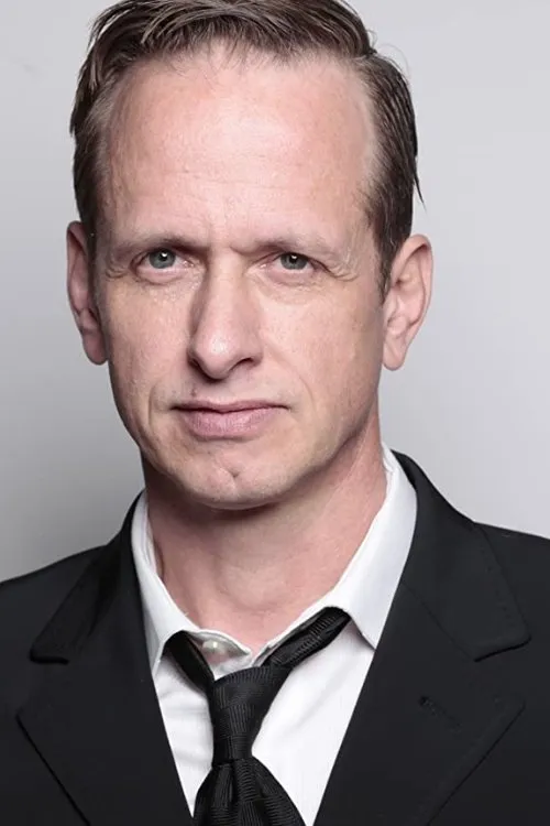 Don Ackerman interpretando a Markus