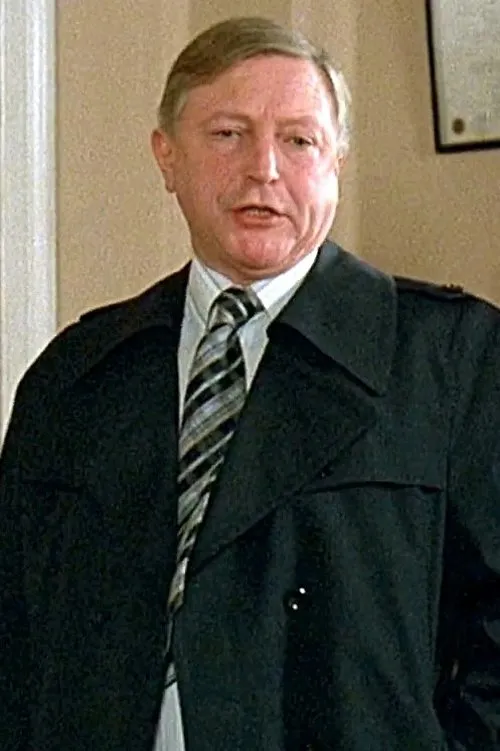 Don McKillop interpretando a Mr. Tetley