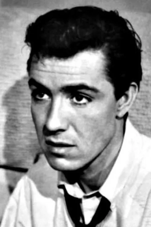 Don Sullivan interpretando a Regg (archive footage)