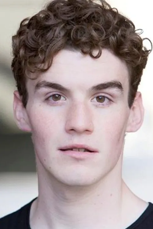 Dónal Finn interpretando a Gabriel