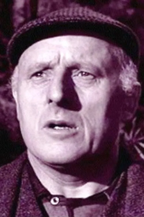 Donald Bisset interpretando a First Priest