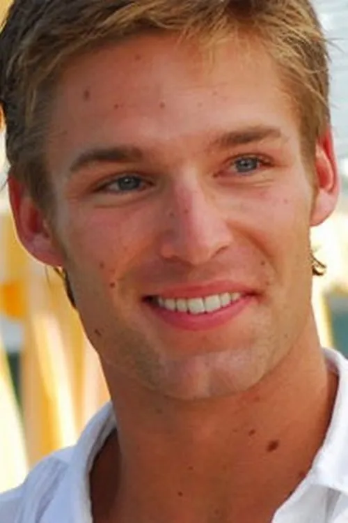 Donald French interpretando a Bob Di Giacomo