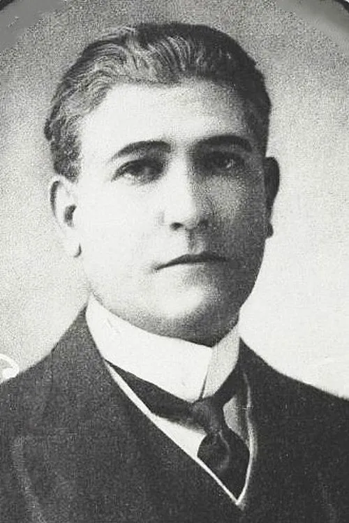 Donald Hall interpretando a Howard Thornby