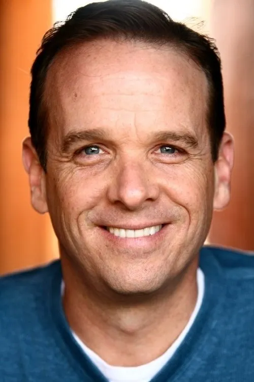 Donald Sage Mackay interpretando a Nathan