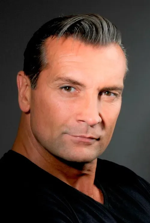 Donald Standen interpretando a Avi