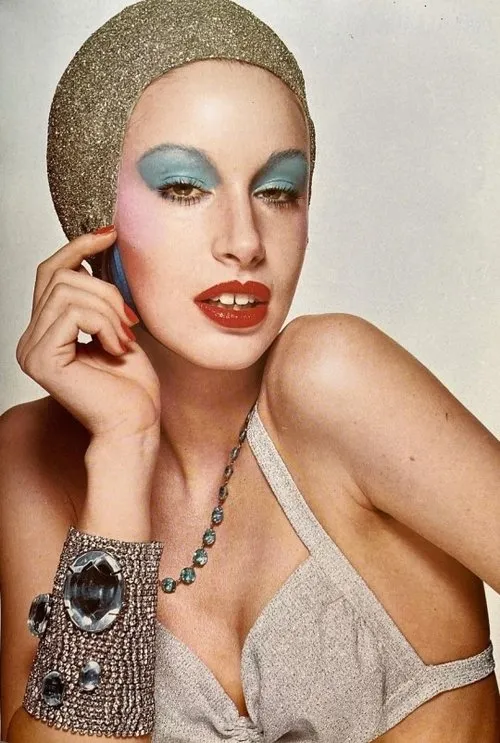 Donna Jordan interpretando a Donna