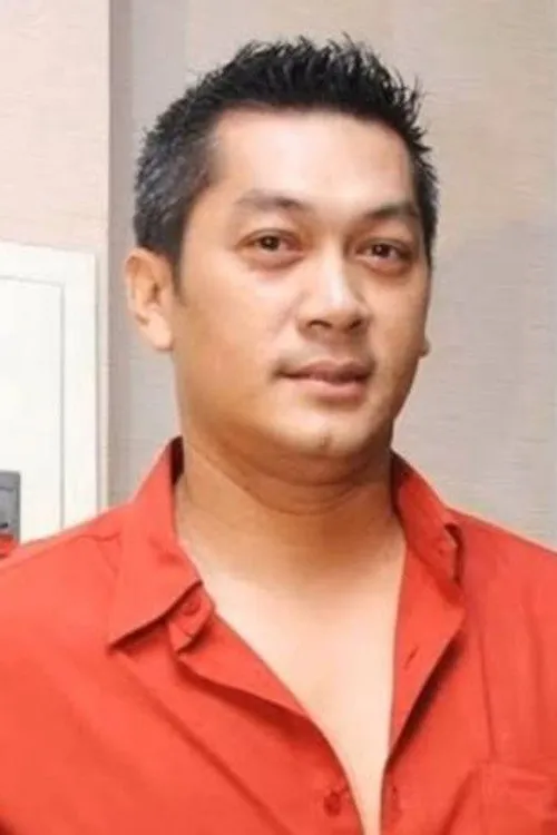 Donny Kesuma interpretando a