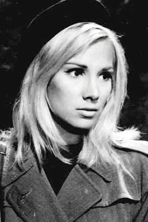 Dora Sitzani interpretando a Julia