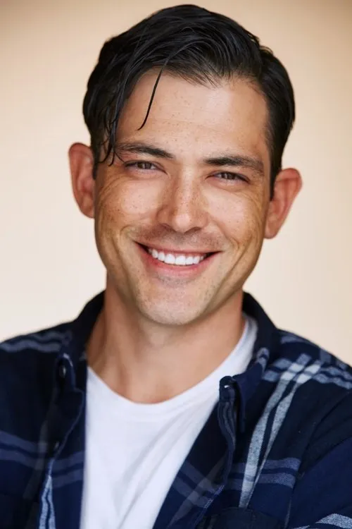 Dorian Roberts interpretando a Eduardo Strauch