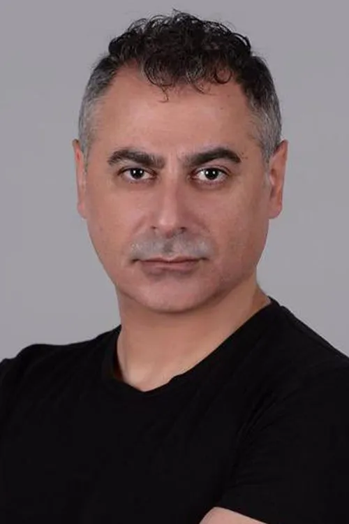 Dost Elver interpretando a 