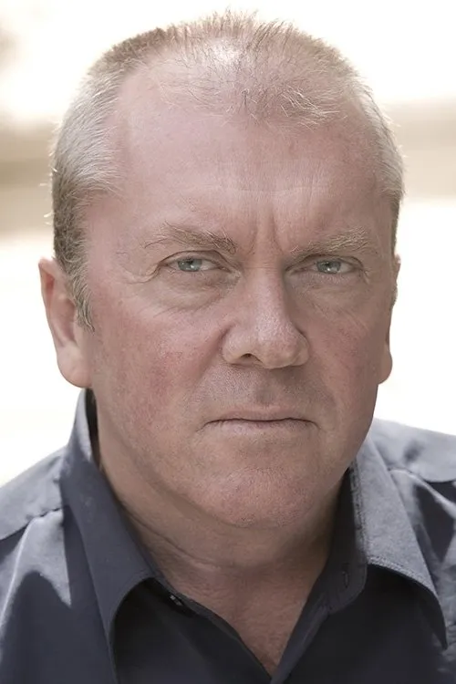 Doug Bowles interpretando a Drew