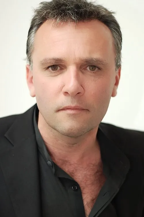 Doug Cooper interpretando a Milton Boggs