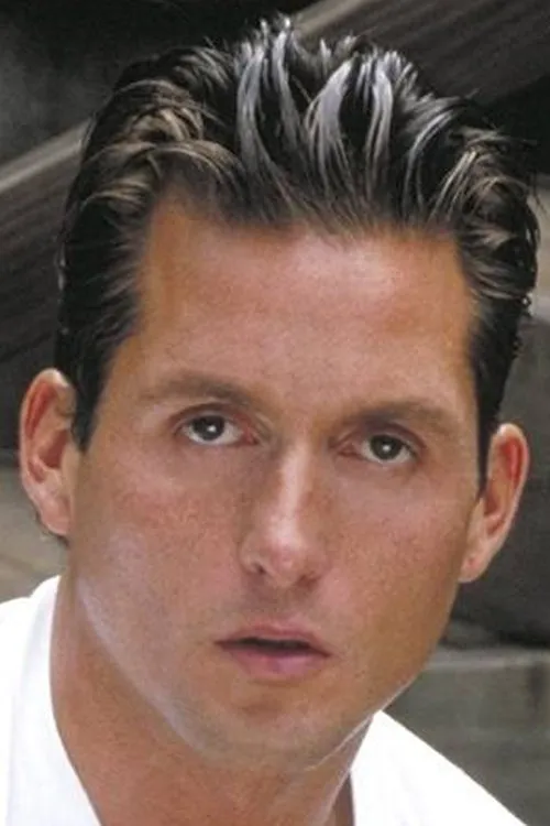 Doug Forbes interpretando a 