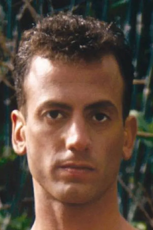 Doug Perry interpretando a 