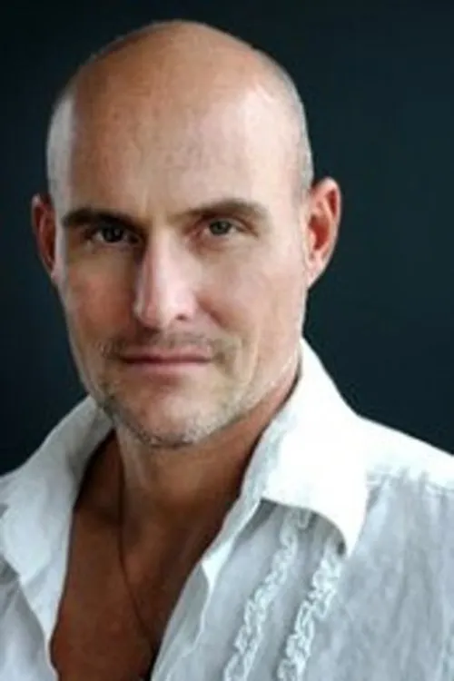 Douglas Arthurs interpretando a Charlie