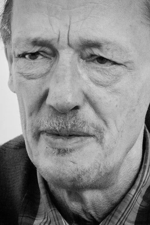 Dr. Axel Stoll interpretando a Dr. Axel Stoll