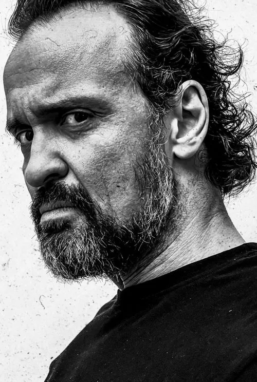 Draško Anđić interpretando a Leader Warrior