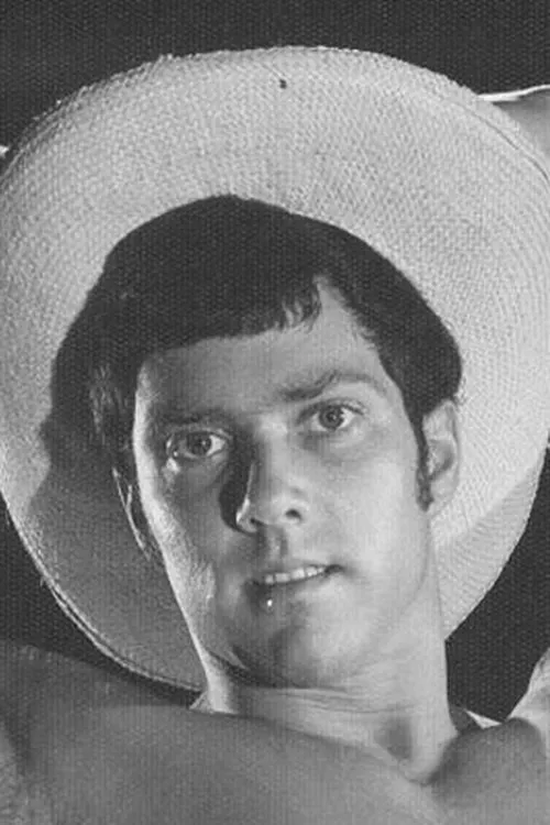 Drew Burton interpretando a (archive footage)