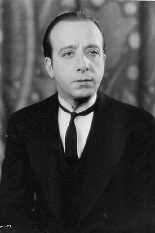 Drew Demorest interpretando a Edwards