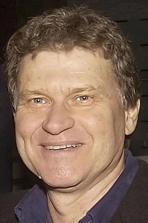 Drew Forsythe interpretando a Ko-Ko