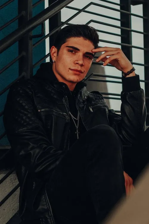 Drew Lopez interpretando a Andy Winter