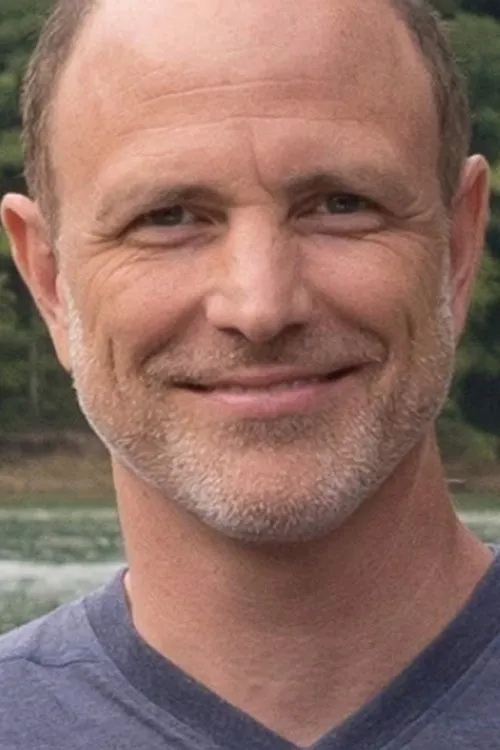 Drew Moore interpretando a Richard Dobbs