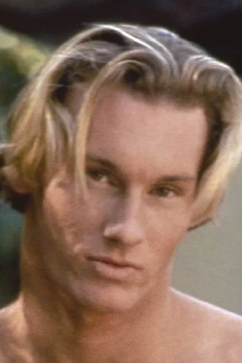 Drew Nolan interpretando a