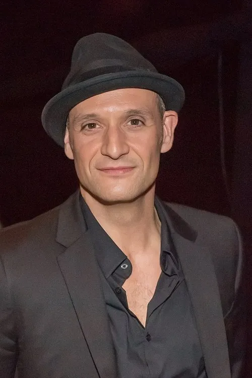 Drew Sarich interpretando a Rudolf