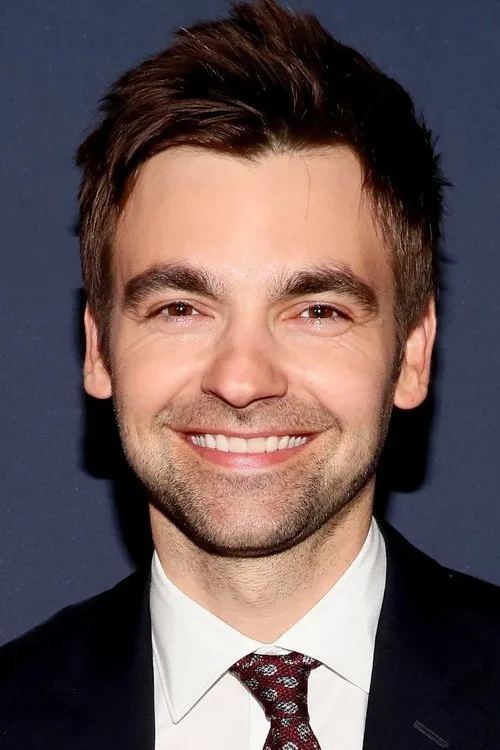 Drew Tarver interpretando a Sergio