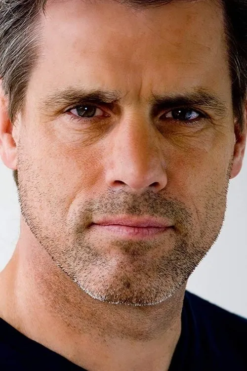 Drummond Macdougall interpretando a Police Officer