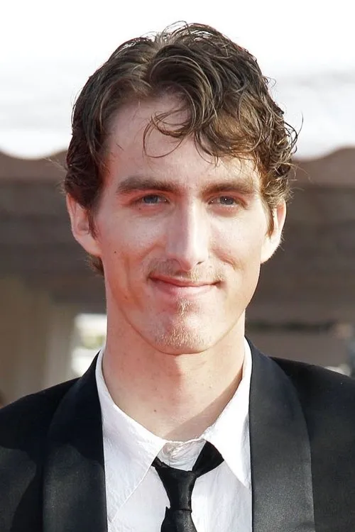 Dustin Ingram interpretando a Hank