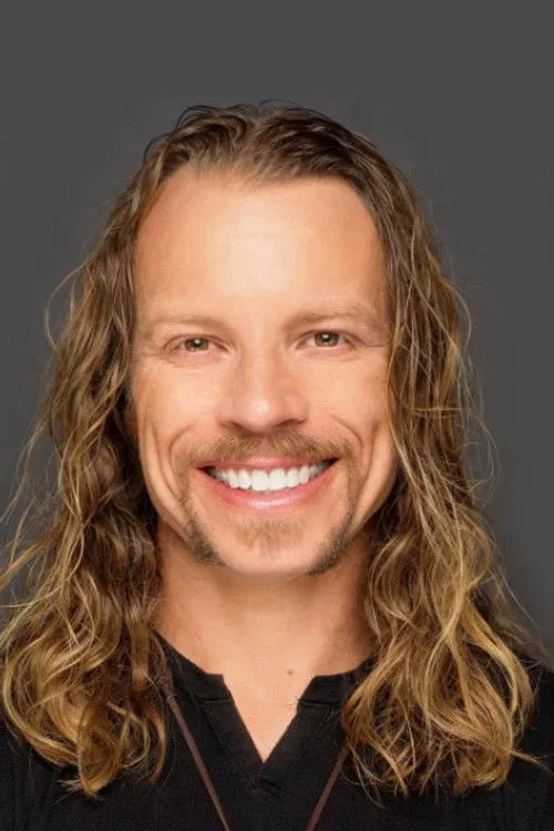 Dustin Leighton interpretando a Travis