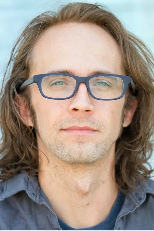 Dutch Whitlock interpretando a Chris Bretenheimer