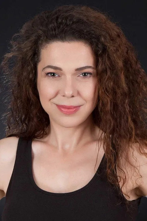 Duygu Paracıkoğlu Bakar interpretando a 