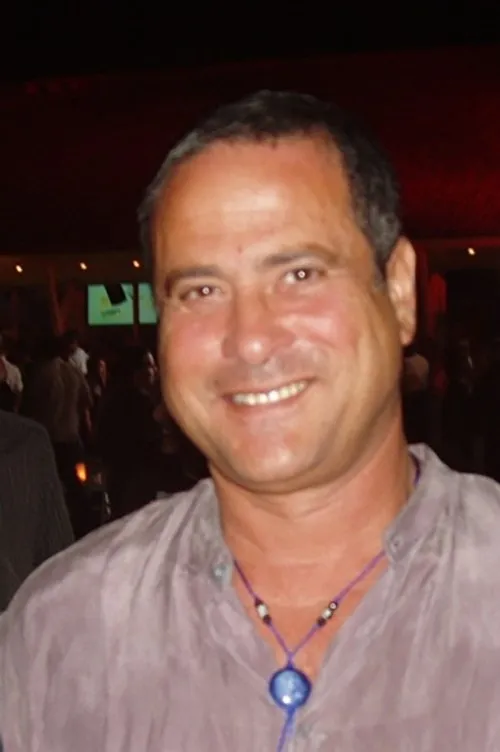 Tom Avni ha trabajado con דודו טופז en 2 ocasiones